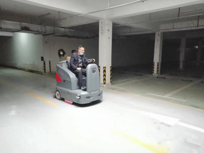 赤峰小区物业保洁不用人力改用驾驶式洗地机了